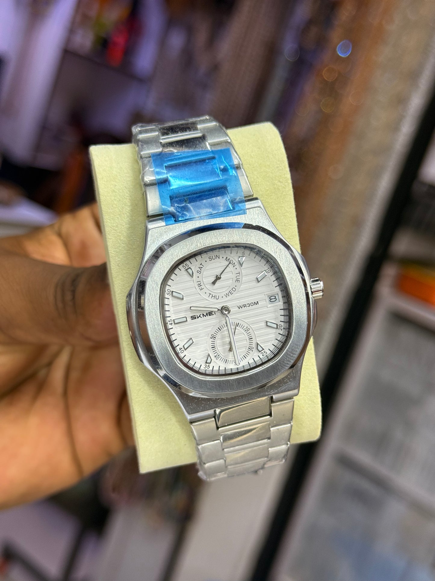 Skmei Elegant 2423 Chronograph Gents Watch with Date Display and 30M Water Resistance