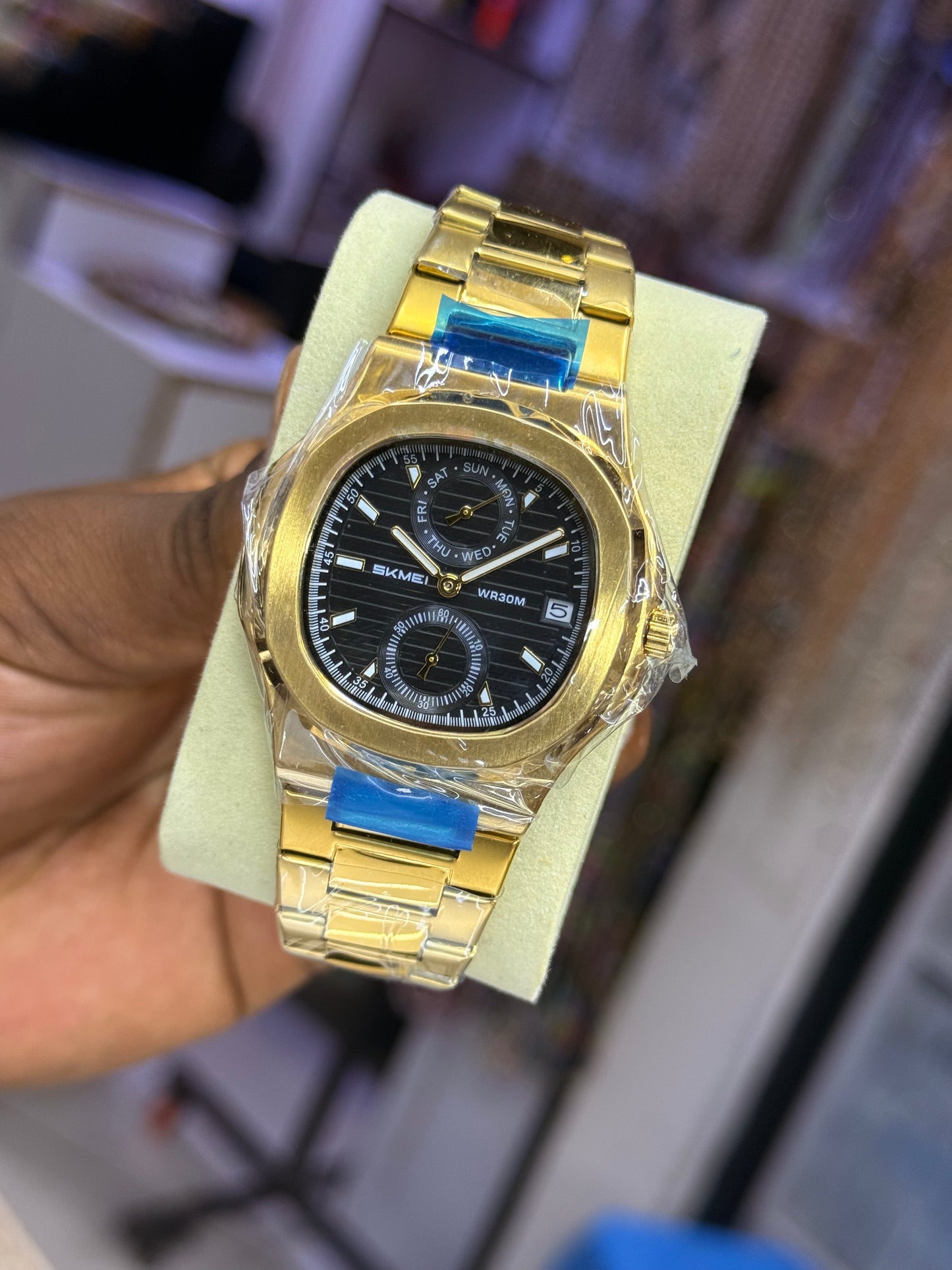 Skmei Elegant 2423 Chronograph Gents Watch with Date Display and 30M Water Resistance